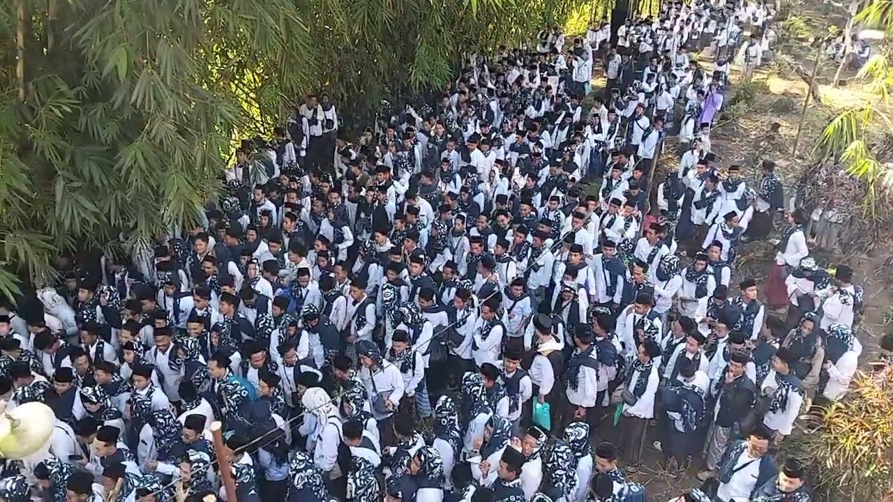 Ribuan Dzuriah dan Santri Lirboyo selesai ziarah di Makam Simbah Abdurrahim 