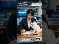 【放送事故】プロでもこれは無理ww マイクで遊ぶ白猫に美人キャスター陥落🎤🐈 #shorts