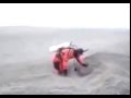 رجل يسبح في بحر الرمال العظيم ويغطس