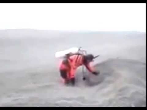 رجل يسبح في بحر الرمال العظيم ويغطس