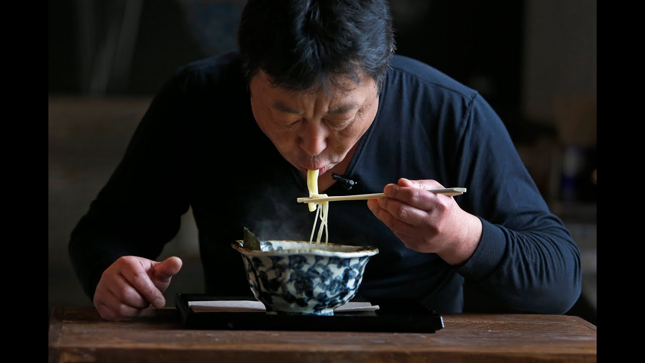 en lille Tegne fællesskab Slurping 101: tips on how to eat a bowl of ramen - YouTube