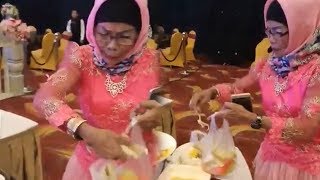Video Kelakuan Emak-emak Bungkus Makanan di Acara Nikahan dan Bawa Banyak Kantong Plastik dari Rumah