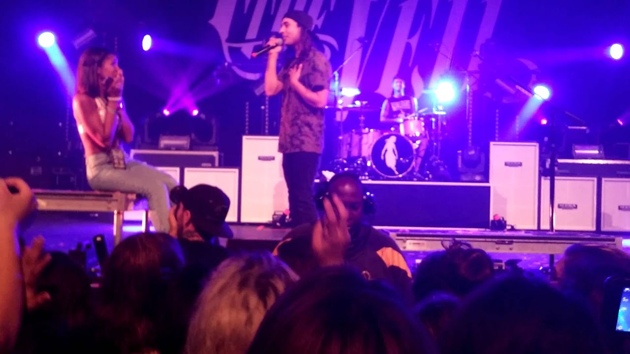Pierce the Veil sings Bulletproof Love live to fan at the Fox Theatre ...