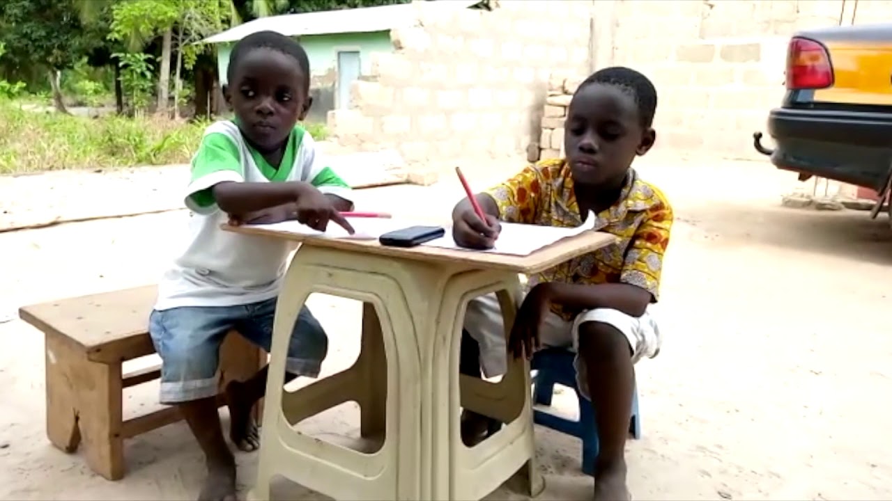 Les enfants ghanéens écoutant la Voix du 7eme Ange