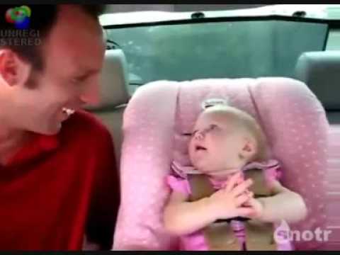 Niña hablando con su padre