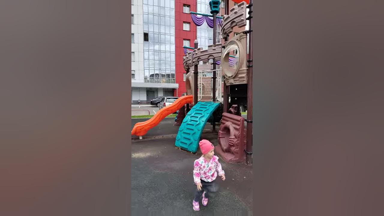 Ребенок на горке девочка на прогулке гуляем - YouTube