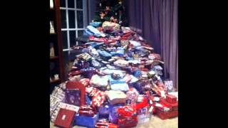 Mom gives her kids 300 Christmas Gifts