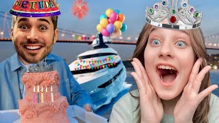 Elif'e Teknede Sürpriz Doğum Günü Partisi! Çok Sevindi!