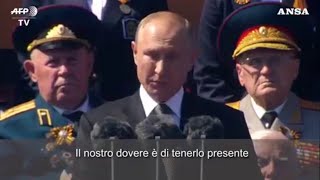 Mosca, Putin saluta le truppe: \