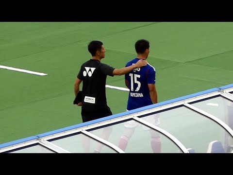 2023.06.10 J1 第17節 横浜F・マリノス vs 柏レイソル - レイソルのスタップに挨拶にまわる上島拓巳選手 @YFMChannel