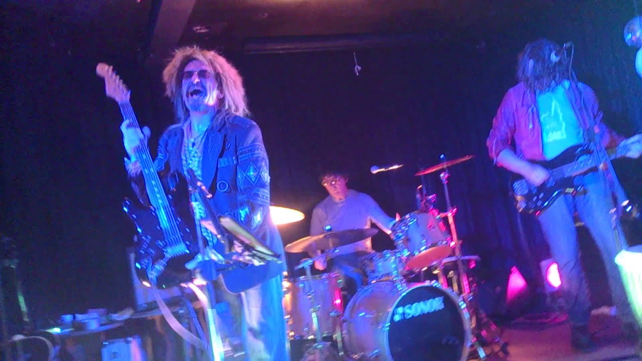 Rod HURTZ: Sympathy for devil_drum in crowd