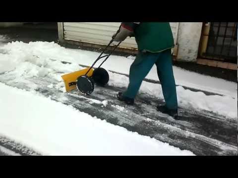 Video: Kako napumpati gumu za čistač snijega?