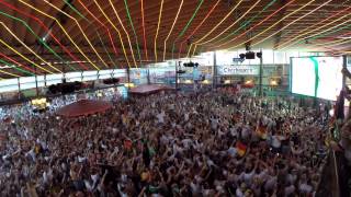 Deutsche Fans im Bierkönig singen die Hymne vor dem WM-Finale