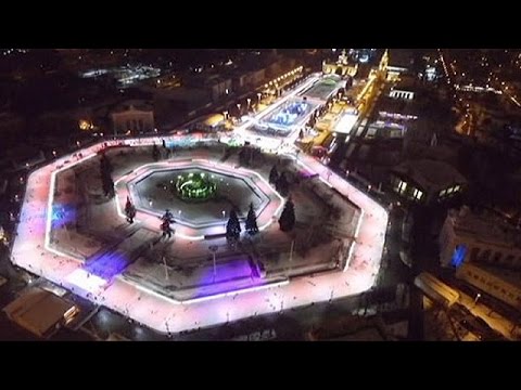 Βίντεο: Ένα ροζ παγοδρόμιο ανοίγει στη Μόσχα
