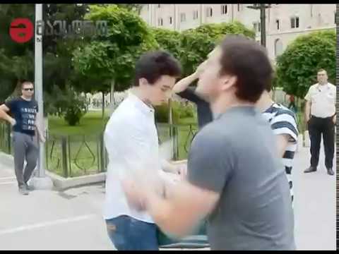 მიხეილ კალანდიასთვის პატიმრობის შეფარდების შემდეგ, მისმა ძმამ სასამართლოს ეზოში მტრედები გაუშვა