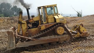 Old Caterpillar D8L bulldozer ripping and pushing chert rock in Japan. キャタピラー大型ブルドーザー 22nd/Aug/2015