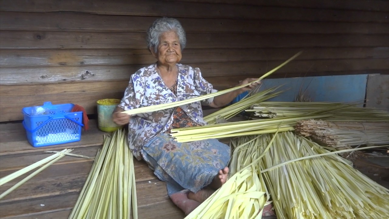 วิธีทำใบจากมวนยาเส้น how to make cigarette paper from Nipa Palm leaves