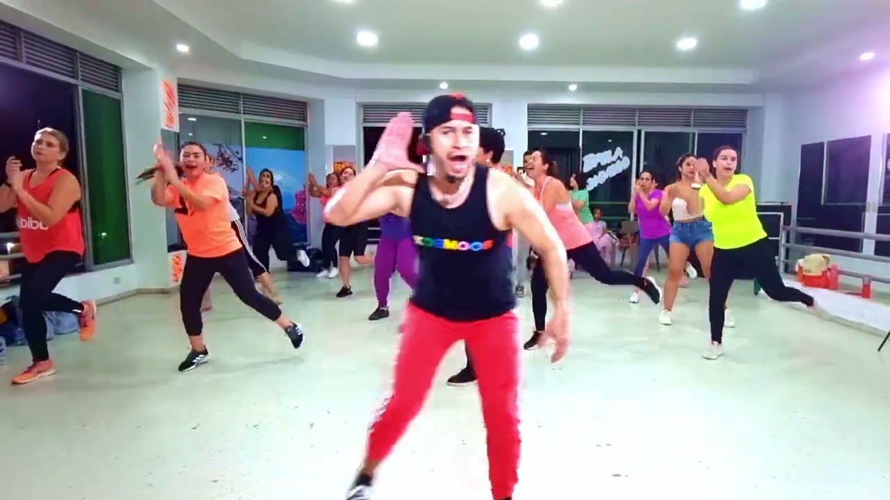 SE MENEA - Los Karkiks / ZUMBA Fitness