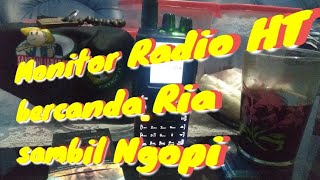 Monitor Radio HT sambil ngopi