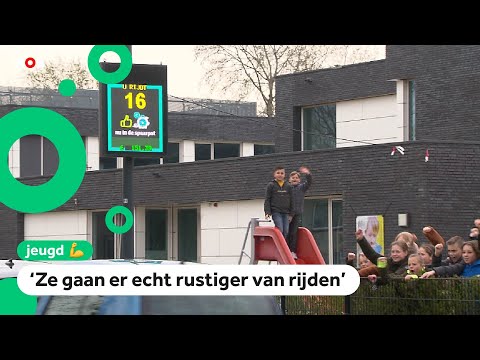 Deze school verdient geld door langsrijdende auto's