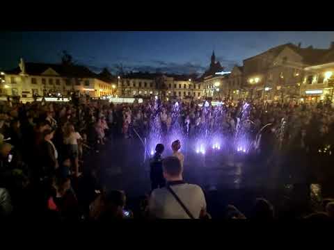 Tłum ogląda pokaz fontanny multimedialnej na Rynku w Bochni [26.09.2021]