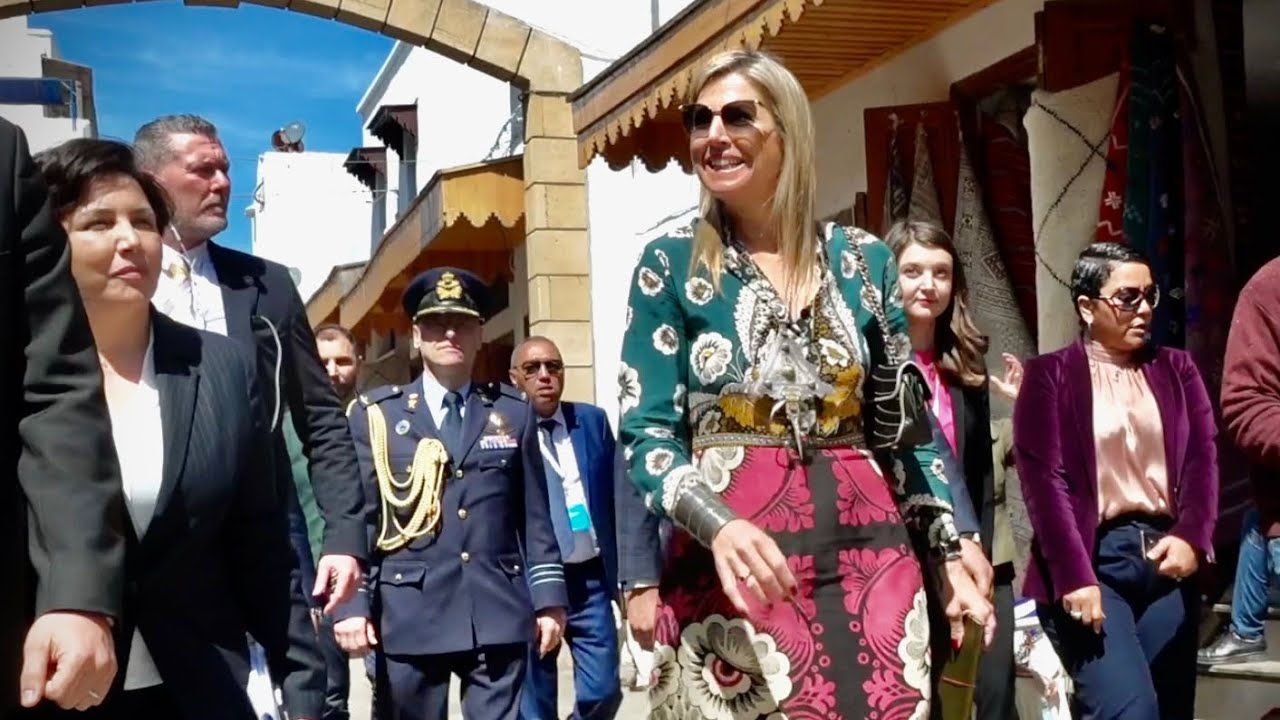 Máxima bezoekt kraampje in medina in Rabat, Marokko