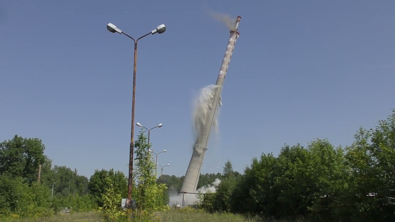Wyburzanie 140 m. komina przy KWK Makoszowy, Zabrze.