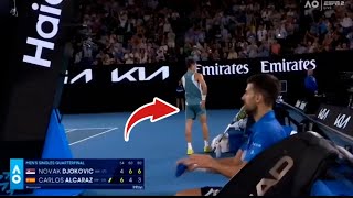 Nojento Carlos Alcaraz imitando Novak Djokovic segurando a perna como se estives