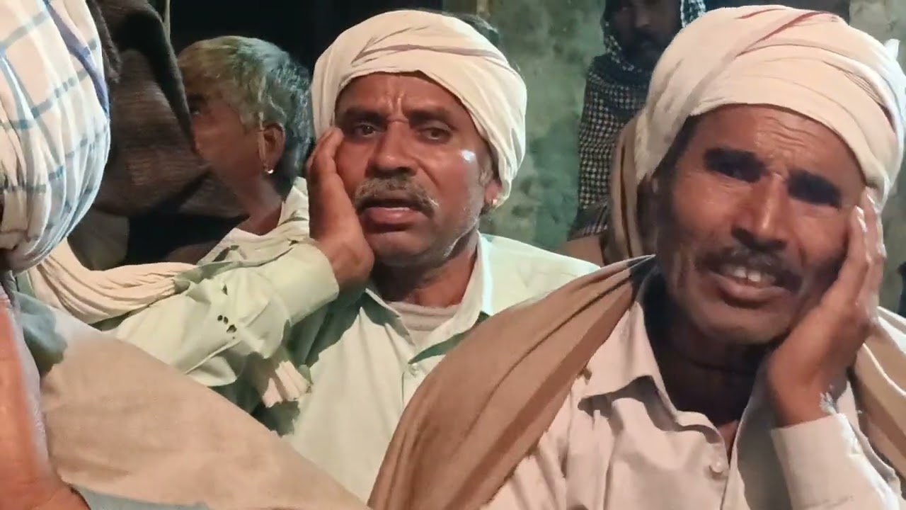 गायक देवनारायण जी हनुमान चुराडा मदन सीग ने परवाना देते हुए देव का 