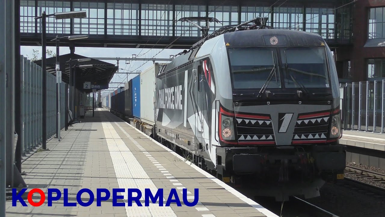 'Sharky' Vectron van RFO en FLIRT van NS op station Helmond-Brandevoort