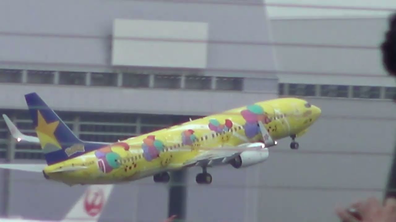 スカイマークの「ピカチュウジェット」B737型機（羽田空港のA滑走路を