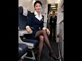 《機内での優雅なキャビンアテンダントさん》