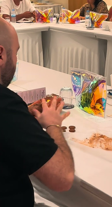 Қыз жігіттің иығына бірінші рет отырды