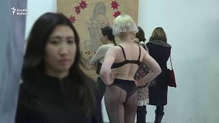 Qadın Fəalın Sərgidə Çılpaq Gəzməsi Ölkədə Qalmaqala Səbəb Oldu