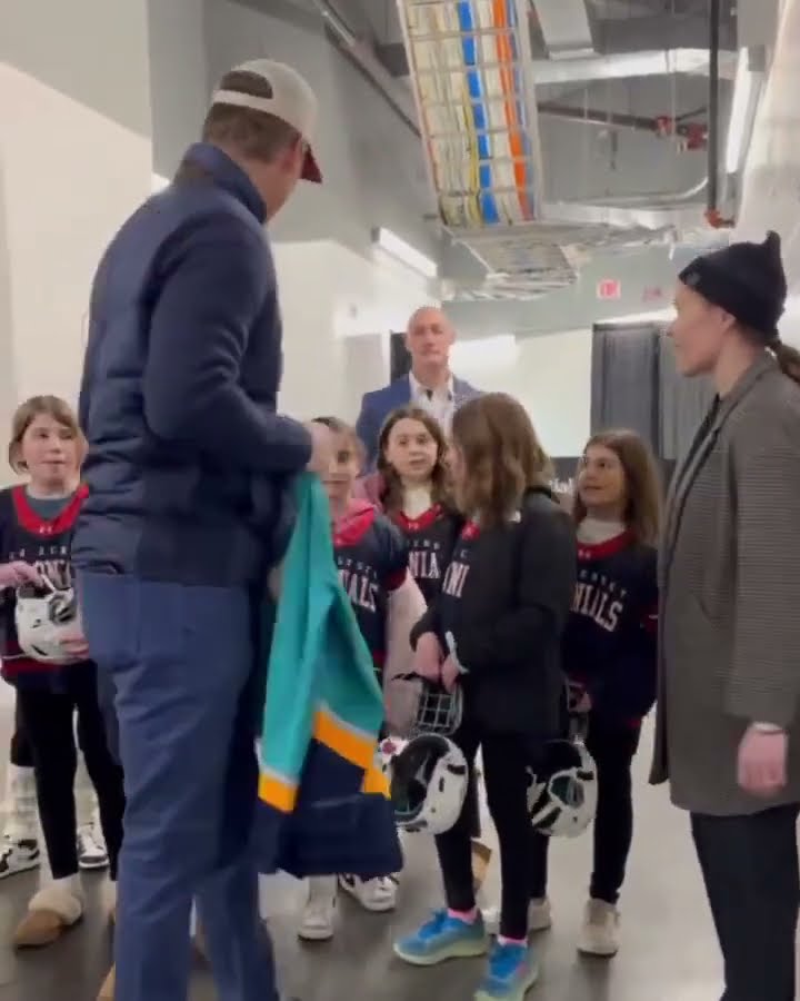 He’s not a regular dad, he’s a cool dad ? (via @pwhl_sirens/IG)