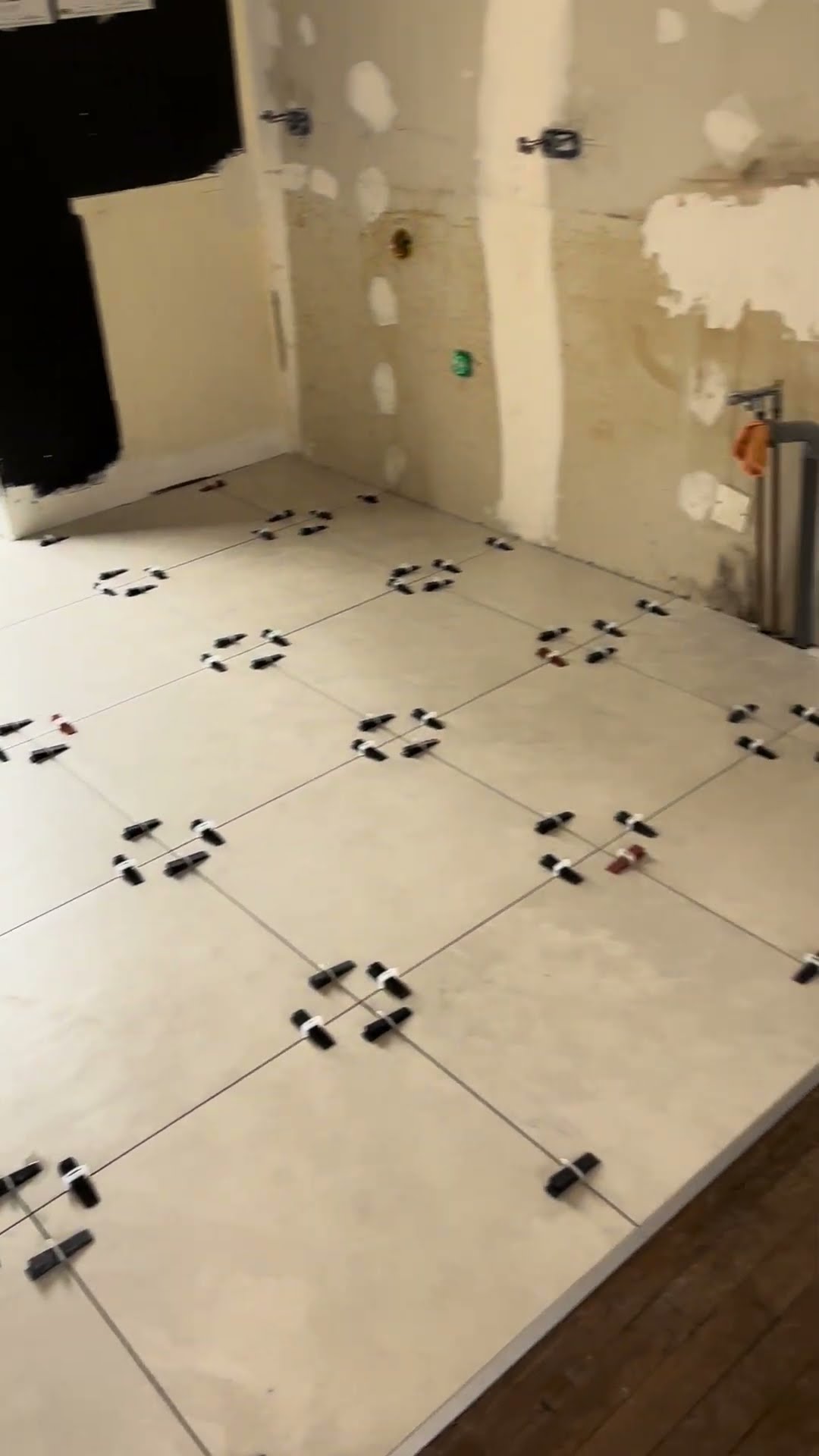 Rénovation cuisine : la pose du carrelage au sol