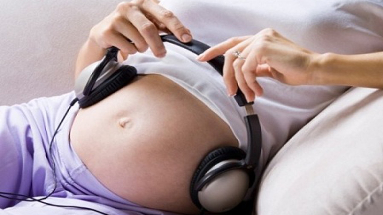 Музыка для малыша в утробе. Музыкотерапия для беременных. Наушники на беременный живот. Прослушивание беременных.