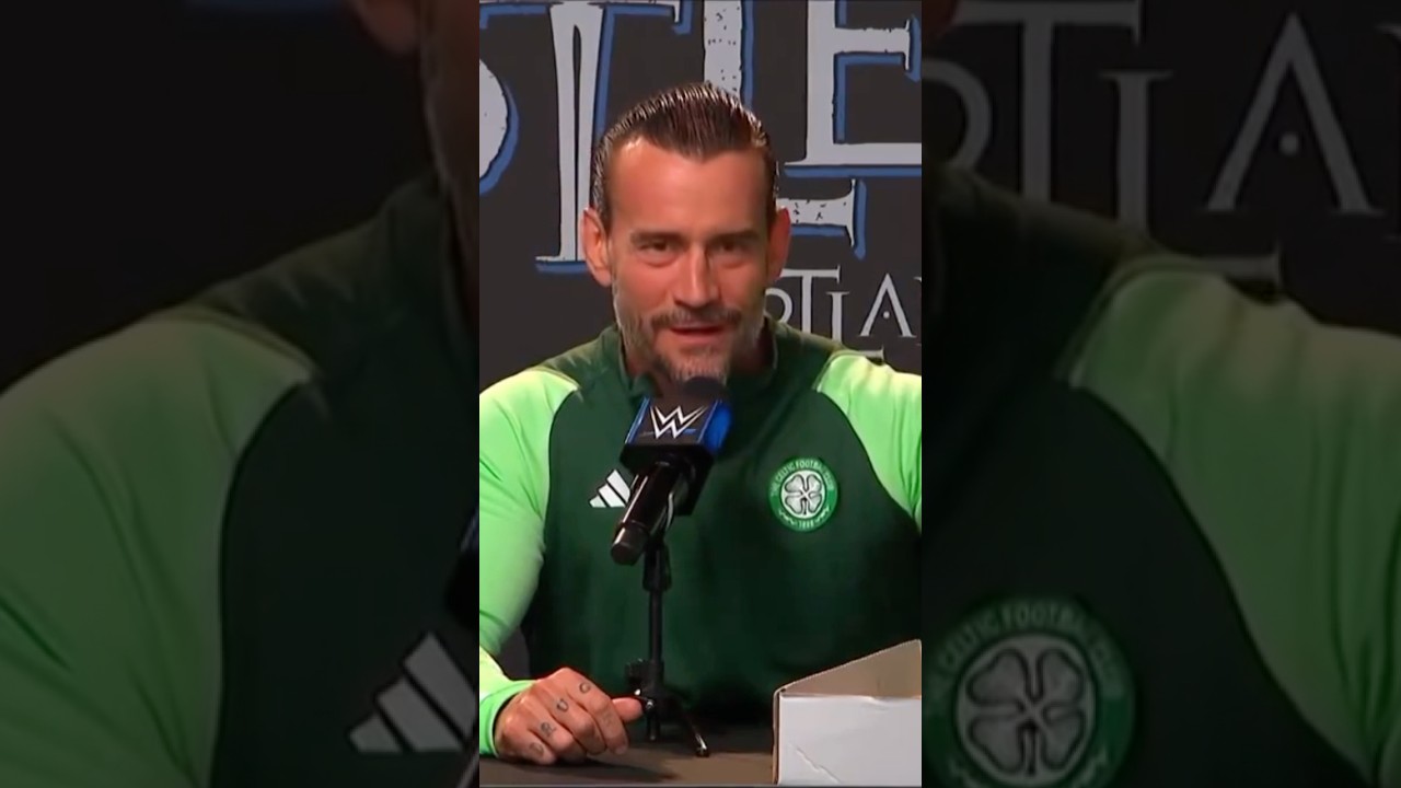 CM Punk высмеивает представителя СМИ — Clash in the Castle 2024