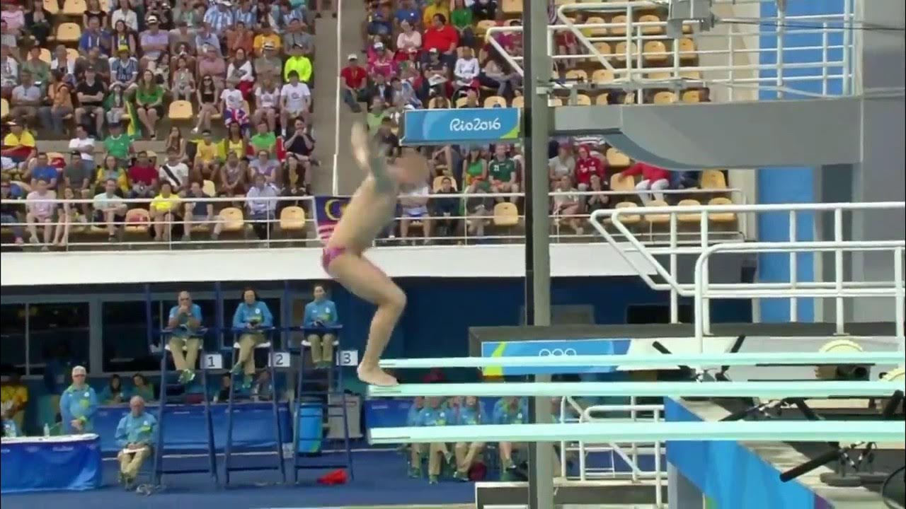 Прыжок в воду гиф. Неудачный прыжок в высоту. Смешные спортсмены. Прыгун в воду гиф. Спортсмен картинка.