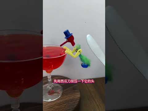 The incredible perpetual motion bird that drinks water will never stop drinking as long as there