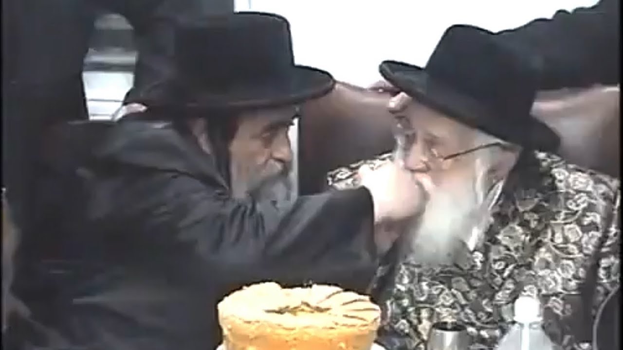 אחרי 18 שנה של נתק, אבא והבן התאחדו: תיעוד נוסטלגי מביקור הראשון של הישעות משה זי״ע אצל בנו האדמו״ר 