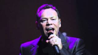 Miniatura de vídeo de "Ali Campbell-You Wear It Well (Rod Stewart)"