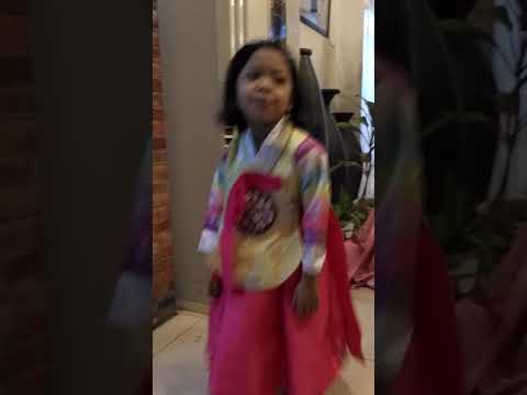 Goyang despacito pakai hanbok