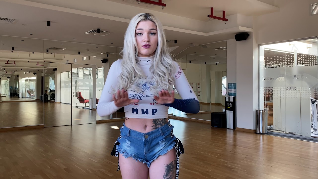 Blonde Retrolesbe, Geknebelt Und Vermöbelt Blonde Retrolesbe, Geknebelt Und Vermöbelt