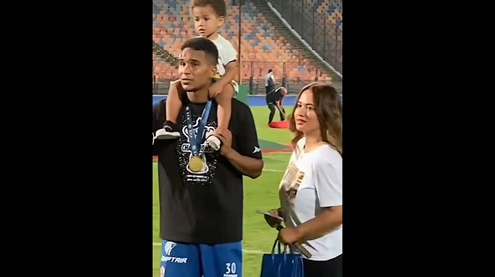 سيف الدين الجزيري وأسرته عقب نهايه مباراه كاس مصر