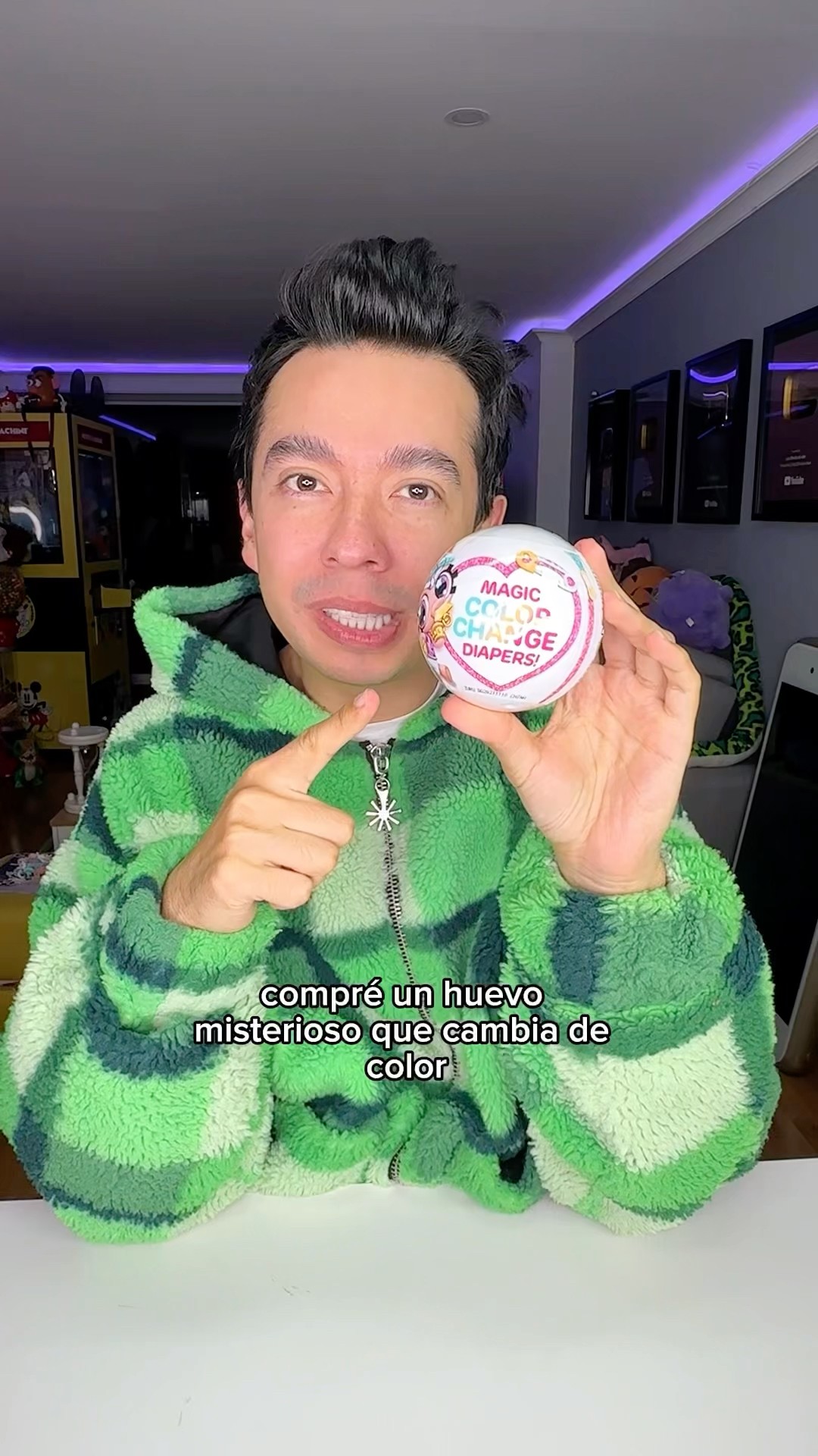 Compré un Huevo que Cambia de Color con el Agua ?