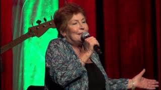 Helen Reddy sings 