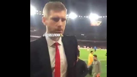 Per Mertesacker loses his head after a fan trolls him!😂😂