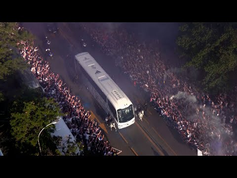 El recibimiento más espectacular al bus del Real Madrid en el Bernabéu