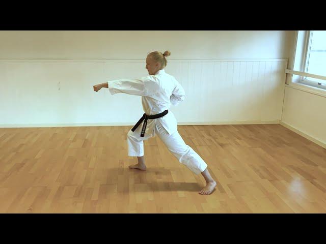 Karate boyicha yalangoch qizlar